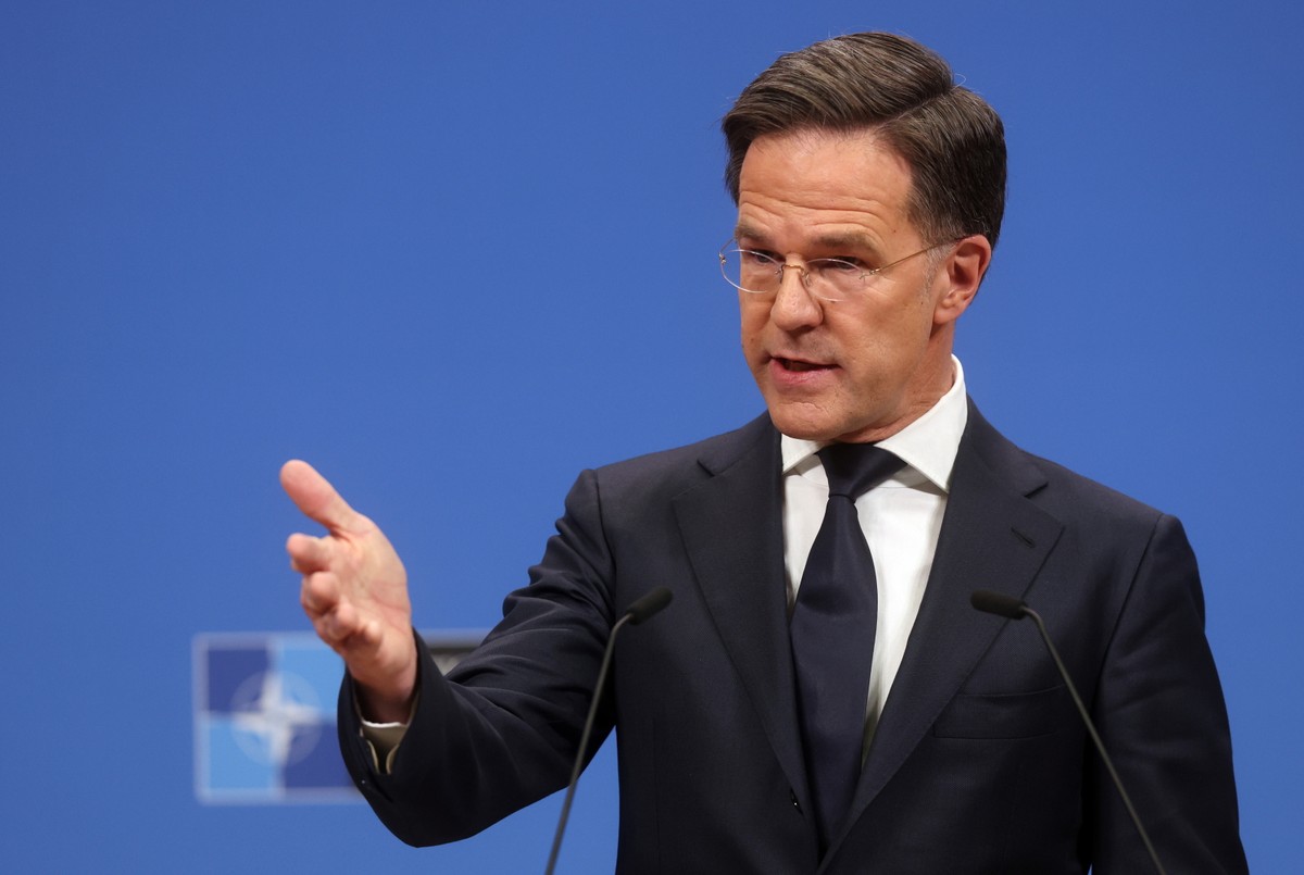 epa11890337 NATO Secretary-General Mark Rutte gives a press conference ahead to a North Atlantic Treaty Organization (NATO) Defense Ministers' meeting at the alliance's headquarters in Brussels, Belgium, 12 February 2025. EPA/OLIVIER HOSLET Dostawca: PAP/EPA.