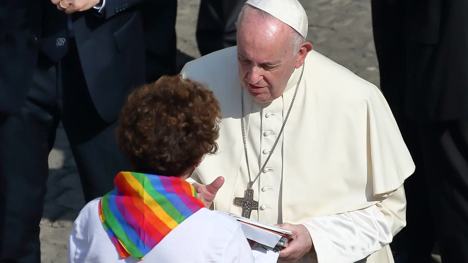 Franciszek spotkał się z rodzicami osób LGBT. "Bóg kocha wasze dzieci takimi, jakie są"