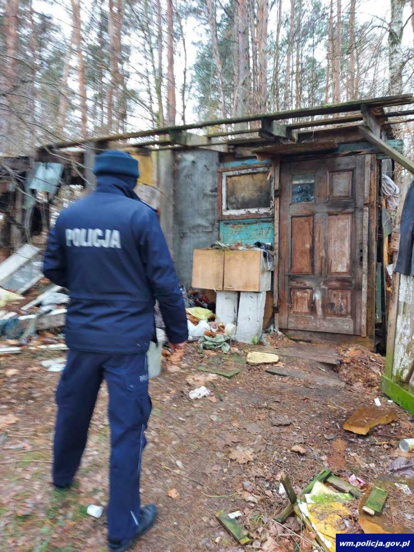 Pijany 32-latek spał na klatce schodowej jednego z bloków w Olsztynie. Był poszukiwany