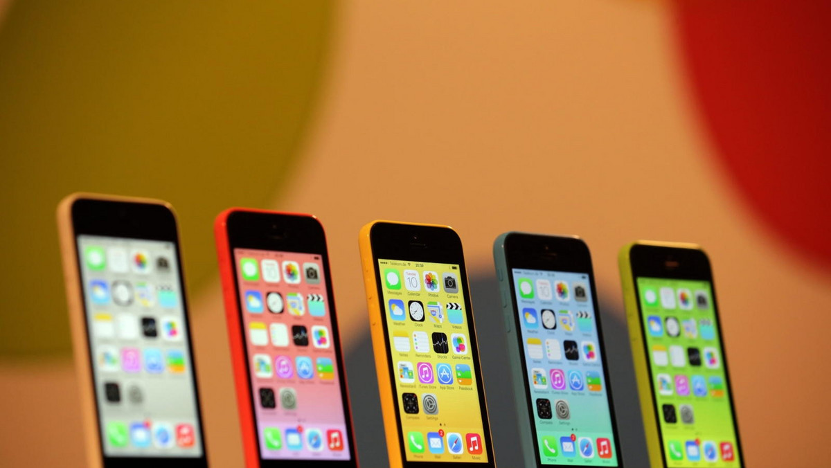 Amerykański gigant elektroniczny Apple Inc. zaprezentował we wtorek na konferencji w Cupertino (na zachodzie USA) dwa nowe modele iPhone'a: 5C wykonany z plastiku i tańszy, oraz 5S "mający wyznaczać złote standardy dla smartfonów" i rozróżniający odciski palców.