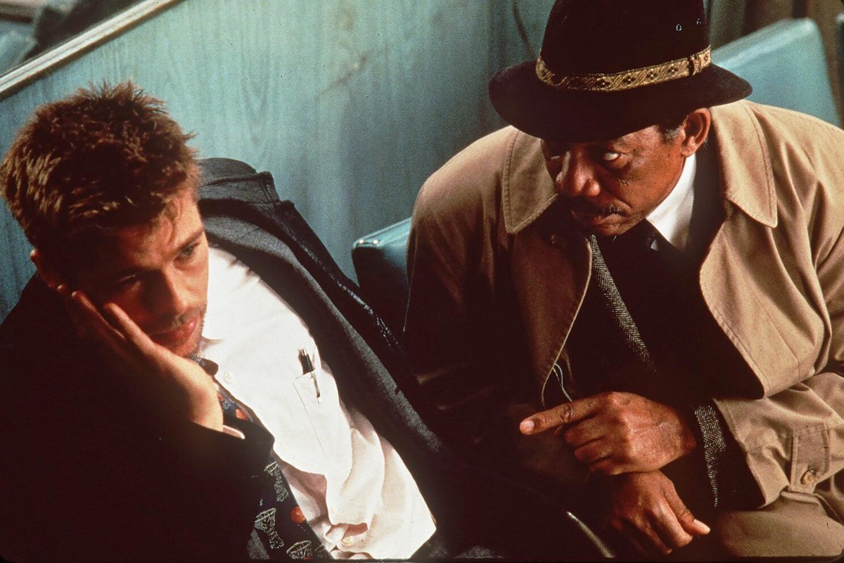 Brad Pitt jako David Mills i Morgan Freeman jako William Somerset w filmie "Siedem"
