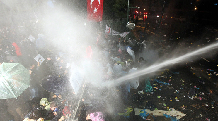 Tüntetés Törökországban / Fotó: MTI