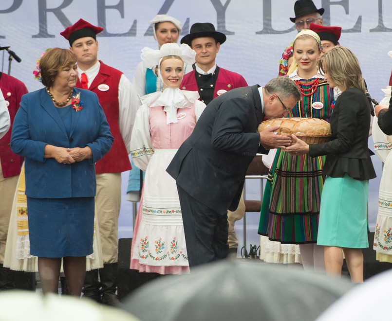 Jak co roku Spała była miejscem Prezydenckich Dożynek. Uroczystościom towarzyszyło hasło "25 lat Wolności". Prezydent Komorowski dziękował rolnikom za wkład w polską wolność, a minister rolnictwa zachęcał do skorzystania z programu wsparcia małych gospodarstw.