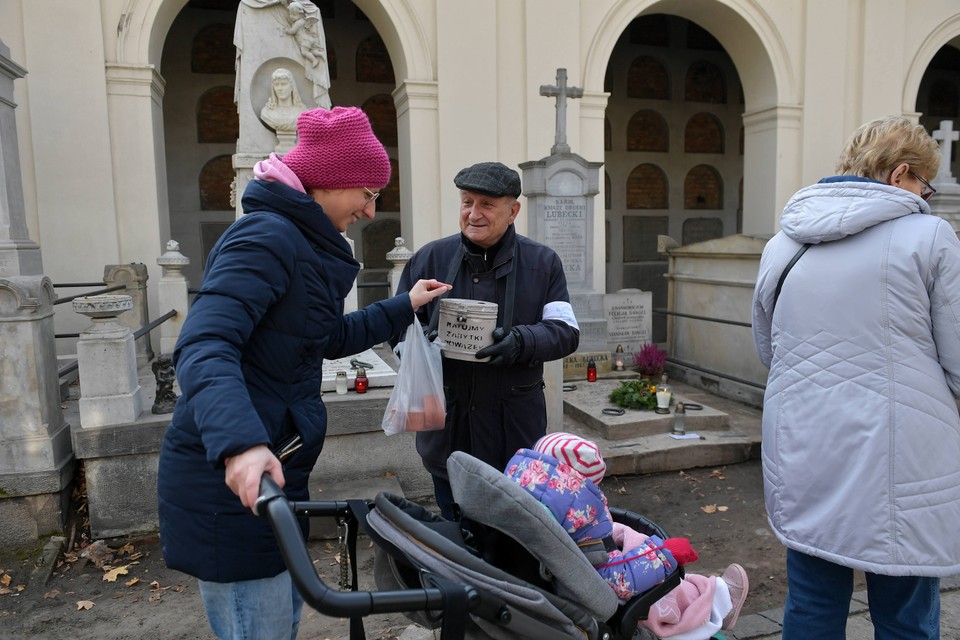 Aktor Kazimierz Kaczor podczas kwesty na Starych Powązkach w Warszawie