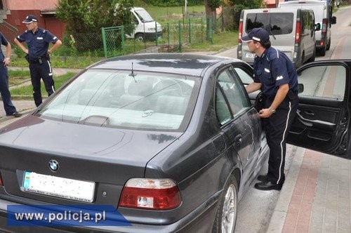 Uwięziła dziecko w BMW i poszła na zakupy