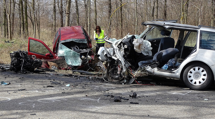 Ennyi maradt a két autóból a brutális ütközés után. 
A jobb oldali  szürke Volkswagent vezette K. Nikolett, 
az egyik jármű motorja 
kiszakadt / Fotó: MTI - Donka Ferenc