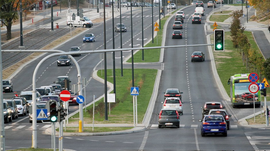 Jeden wjechał na skrzyżowanie na czerwonym świetle, inny wyprzedzał auta na pasach