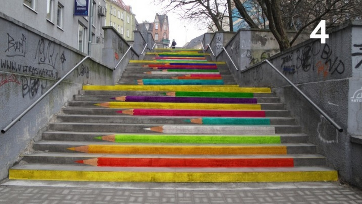 Codziennypoznan.pl: Dokładnie 5699 głosów oddano w w konkursie na najlepszy projekt malowania schodów przy ulicy Chwiałkowskiego na Wildzie. Zwyciężył projekt przedstawiający kolorowe kredki.