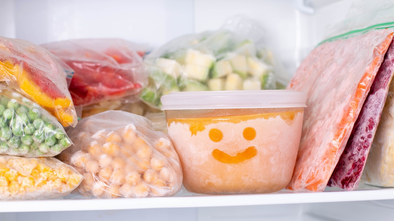 Rôzne potraviny uskladnené v mrazničke.