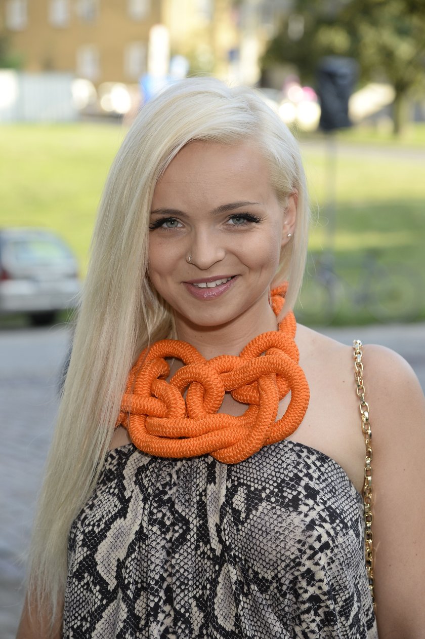 Sznur na szyi piosenkarki Candy Girl to naszyjnik!