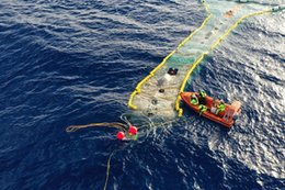 Kilometrowa instalacja zebrała ok. 9 ton plastikowych śmieci. To dowód na to, że da się posprzątać oceany