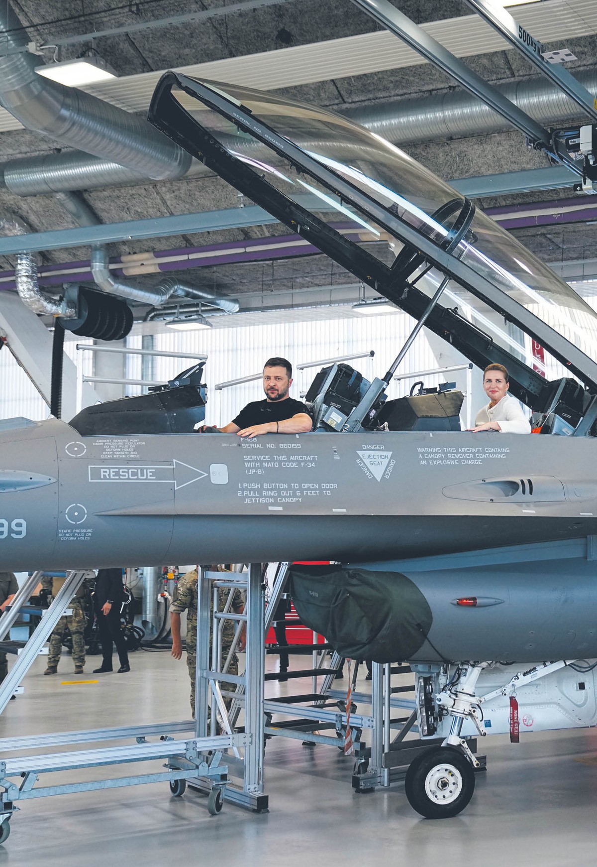Prezydent Ukrainy Wołodymyr Zełenski ogląda F-16.
