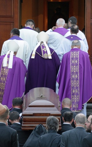 Trumna z ciałem zmarłego kard. Franciszka Macharskiego wnoszona jest do kościoła sióstr Albertynek