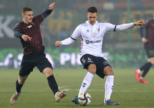 Zawodnik Górnika Zabrze Krzysztof Kubica (P) i Kacper Kozłowski (L) z Pogoni Szczecin podczas meczu 18. kolejki piłkarskiej Ekstraklasy