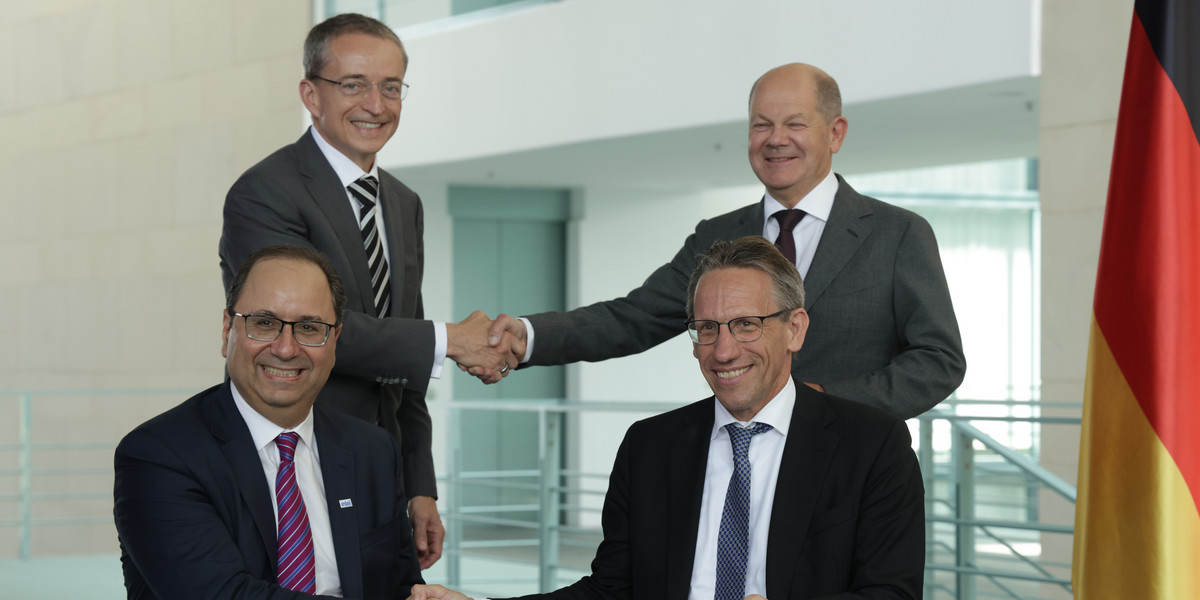 Uściski dłoni pieczętują umowę na budowę fabryki w Magdeburgu. U góry Pat Gelsinger, CEO Intela (po lewej) i kanclerz Niemiec Olaf Scholz (po prawej).
