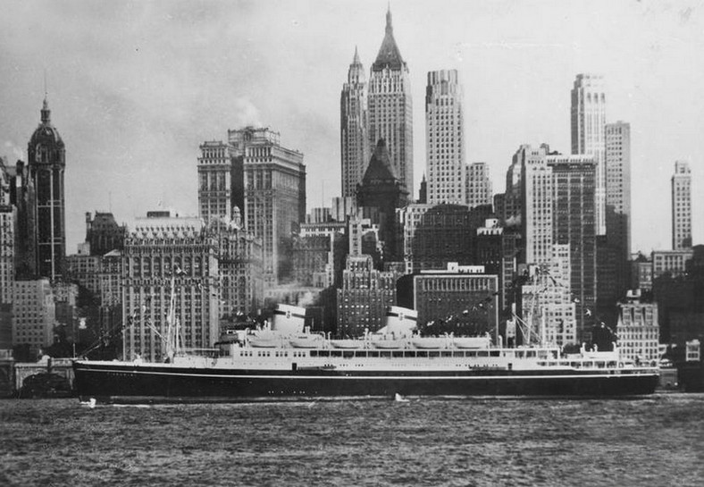 Statek m/s "Batory" na tle drapaczy chmur w Nowym Jorku