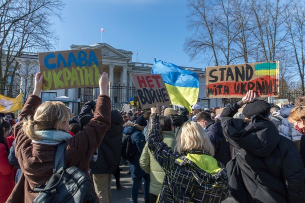 Protest przed ambasadą Federacji Rosyjskiej przeciwko zbrojnej agresji na Ukrainę, 24 lutego 2022 r