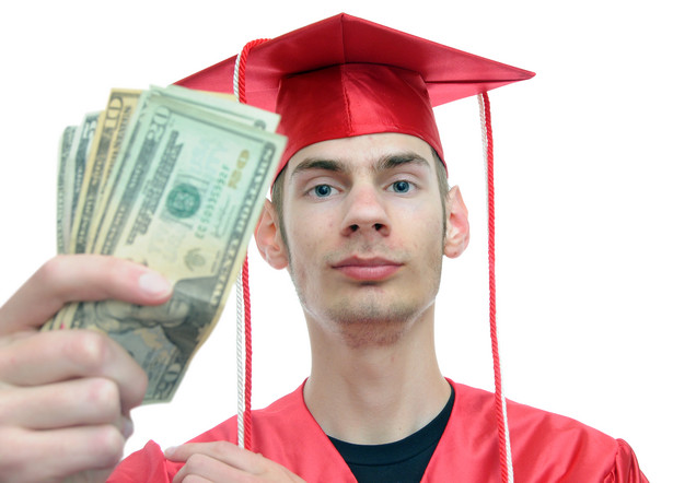 Student trzymający w dłoni pieniądze. Fot. Shutterstock