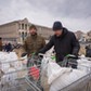 Budowanie zabezpieczeń, barykad  i infrastruktury militarnej w centrum Kijowa. Ludzie pracują ciężko nad umocnieniami, przygotowując się do obrony stolicy. Jak mówią nie maja pracy, a mają czas i chcą pomóc. 