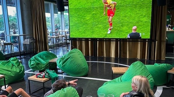 To tu fani Ligi Mistrzów, Premier League, Bundesligi czy La Ligi wspólnie przeżywają emocje każdej kolejki. Tu nie ma złej pogody i dalekich trybun.