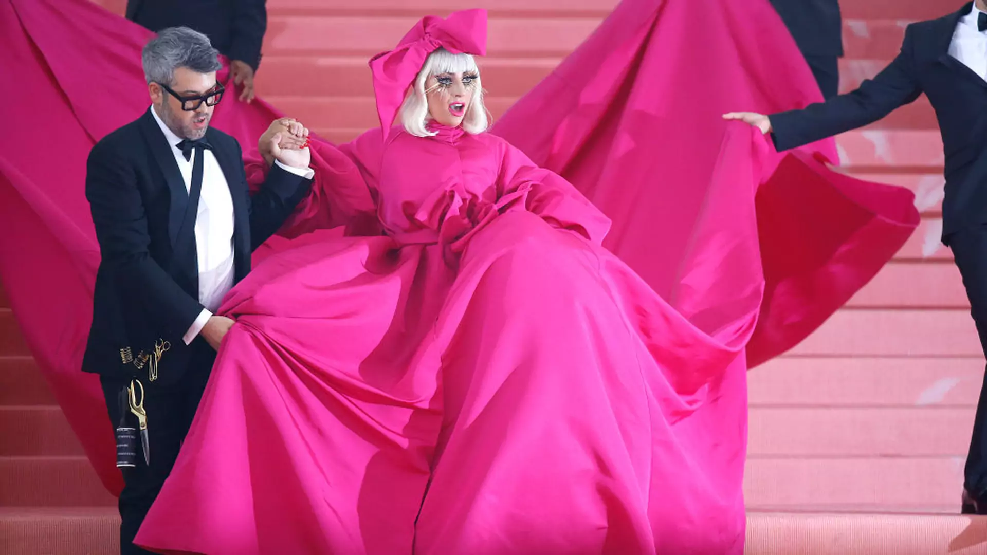 Kreacje z gali MET 2019 - Gaga rozebrała się na czerwonym dywanie [wideo]
