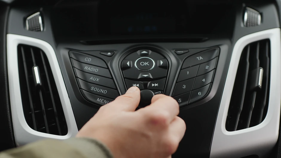 Slušanje radija u kolima