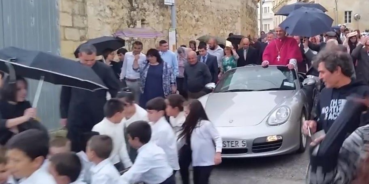 Ksiądz w porsche paradował po mieście. Auto ciągnęły dzieci