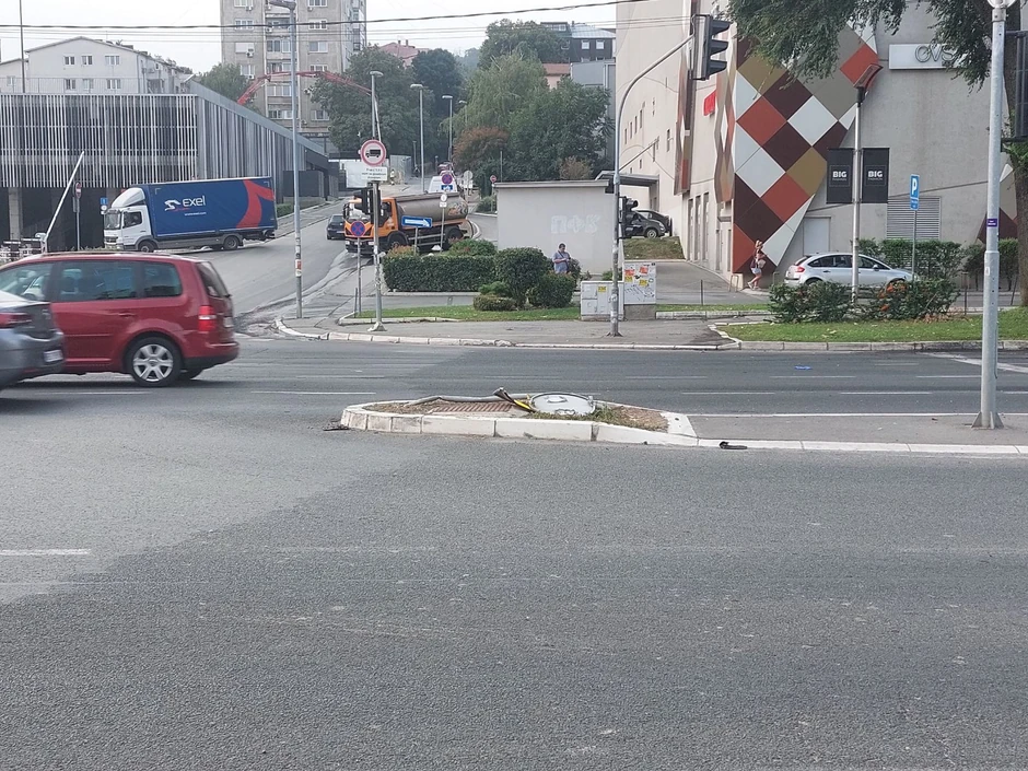 Saobraćajni znak koji je leteo u vis