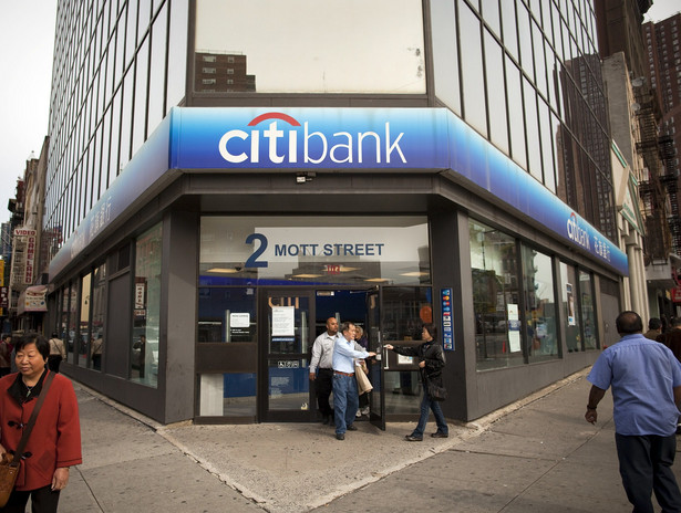 Citigroup, która w sierpniu 2000 objęła kontrolę nad Bankiem Handlowym, posiada 89,33 proc. udziałów/głosów.