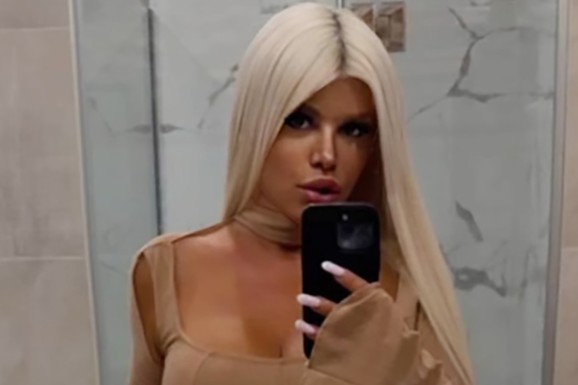 (FOTO) DARA BUBAMARA RASKOPČALA FARMERKE, POKAZALA NIKAD UŽI STRUK Nakon skandala usijala mreže: Podelila sliku iz kupatila