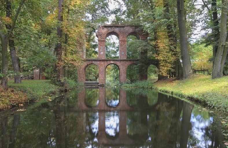 Akwedukt w parku Arkadia w Nieborowie