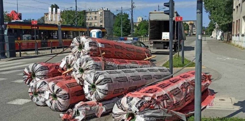 Wypadek w centrum Łodzi. Z ciężarówki spadły potężne bele. Uderzyły w matkę i córkę