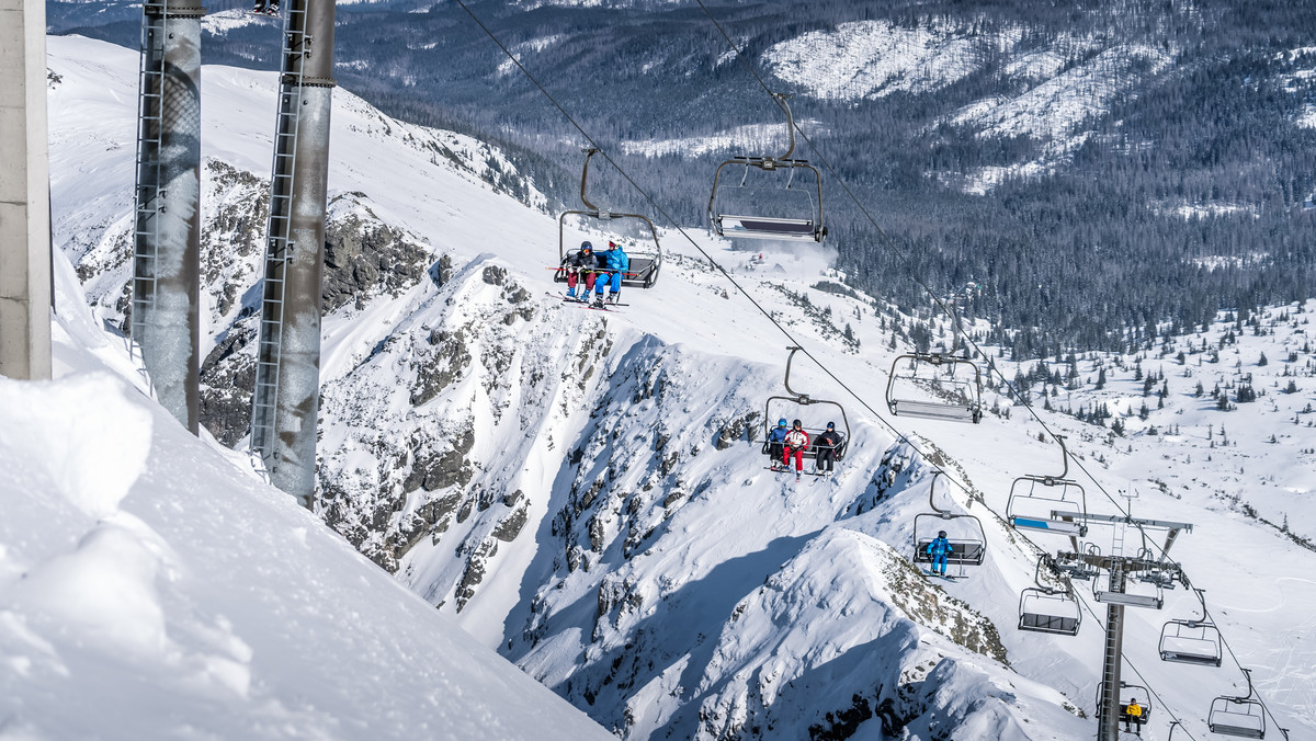 <strong>Od środy narciarze będą mogli szusować na Kasprowym Wierchu, gdzie dzięki odpowiedniej ilości naturalnego śniegu rusza wyciąg krzesełkowy w Kotle Gąsienicowym.</strong>