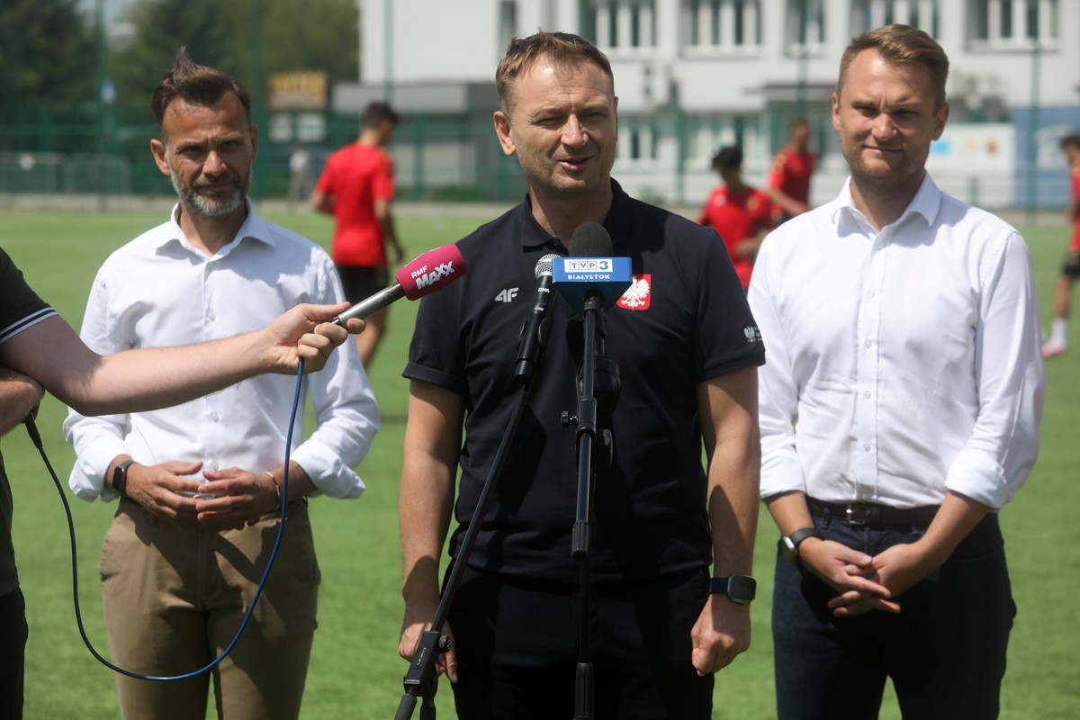 Minister sportu i turystyki Sławomir Nitras (C), wojewoda podlaski Jacek Brzozowski (L) oraz poseł KO Krzysztof Truskolaski (P) podczas konferencji prasowej zwołanej w Białymstoku