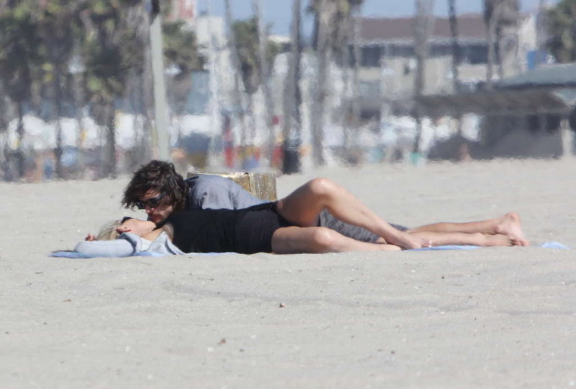 Sharone Stone całuje się na plaży