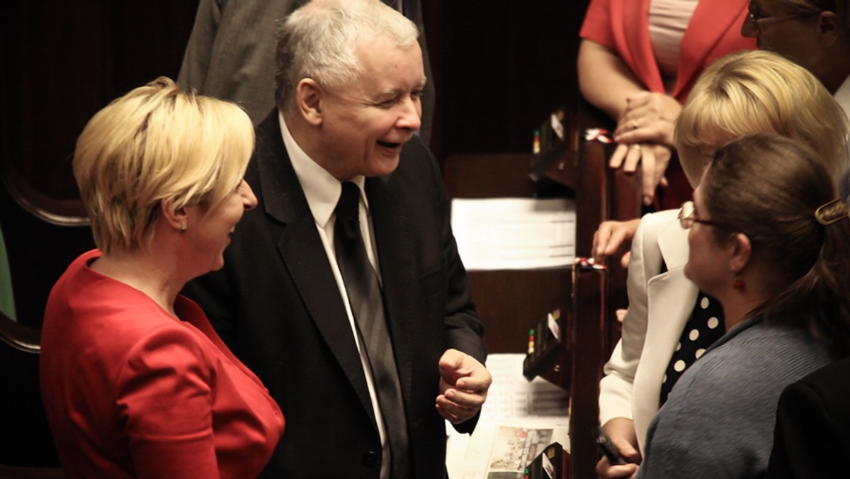 Prezes PiS Jarosław Kaczyński w środę po raz kolejny nie stawił się na posiedzeniu sejmowej komisji odpowiedzialności konstytucyjnej. Jego pełnomocnik Janusz Wojciechowski (PiS) przedstawił formalne przeszkody dla uczestnictwa Kaczyńskiego w posiedzeniu komisji.