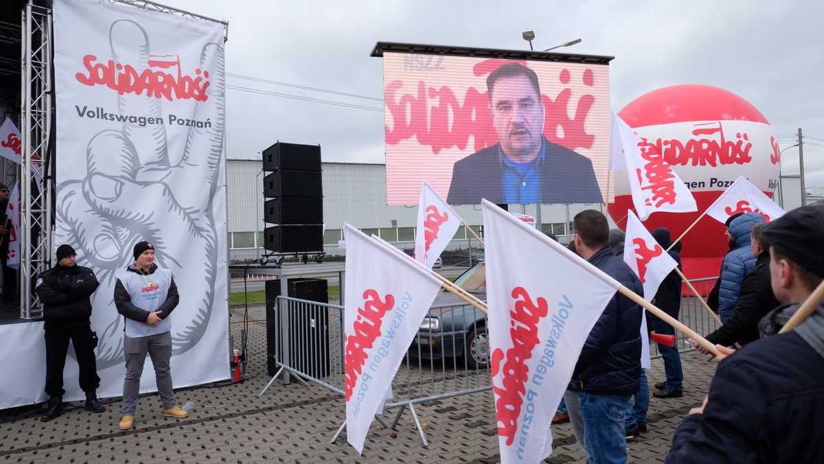 Przewodniczący Komisji Krajowej NSZZ "Solidarność" Piotr Duda zadeklarował dziś wparcie dla postulatów członków "S" w Volkswagen Poznań. - Firmę stać na podwyżki – podkreśliło niemal 1 tys. uczestników niedzielnej manifestacji.