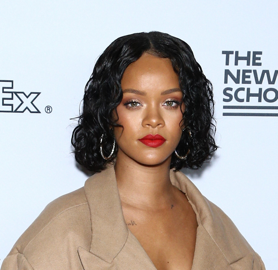 Rihanna w obszernej kreacji z dużym dekoltem w Parsons School of Design