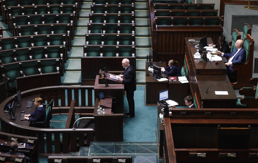 Macierewicz bije się w piersi w Sejmie. „Wytykanie mi tego jest słuszne”