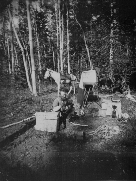 John K. Hillers, autor fotografii, we własnej osobie. Terytorium Utah, ok. 1872 r. Hillers zmarł w 1925 roku, w wieku 82 lat (ze zbiorów National Archives at College Park, domena publiczna).