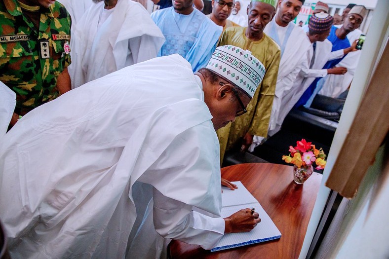 Buhari signs condolence register at the home of the Shagaris (Presidency) 