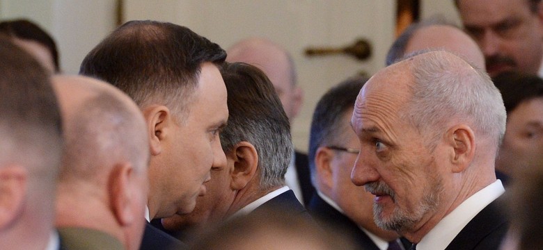 Konflikt prezydent - resort obrony jest wszystkim stronom na rękę. Kaczyńskiemu też [OPINIA]