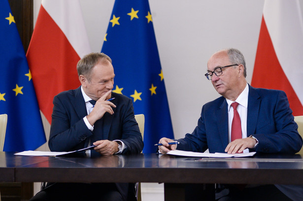 Donald Tusk (Koalicja Obywatelska) i Włodzimierz Czarzasty (Nowa Lewica) podczas podpisywania umowy koalicyjnej