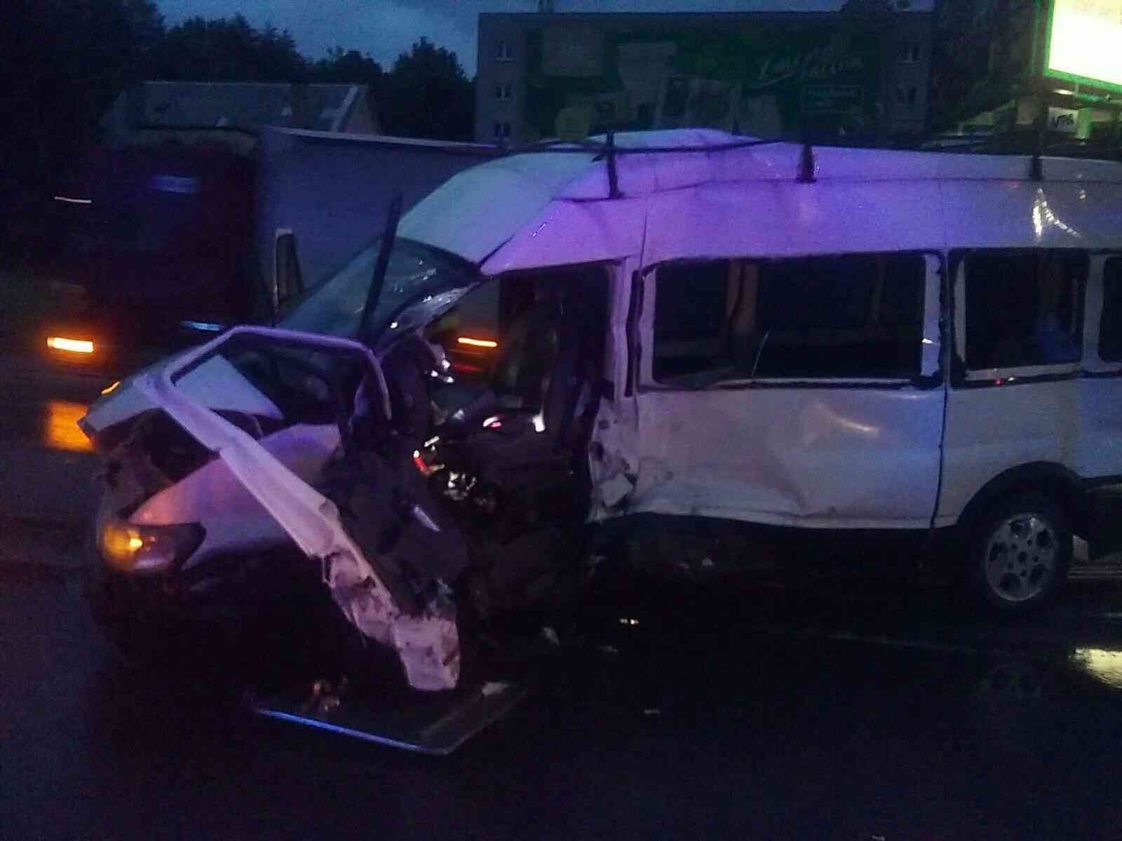 Pri tragickej dopravnej nehode v Ružomberku prišli o život dve osoby.