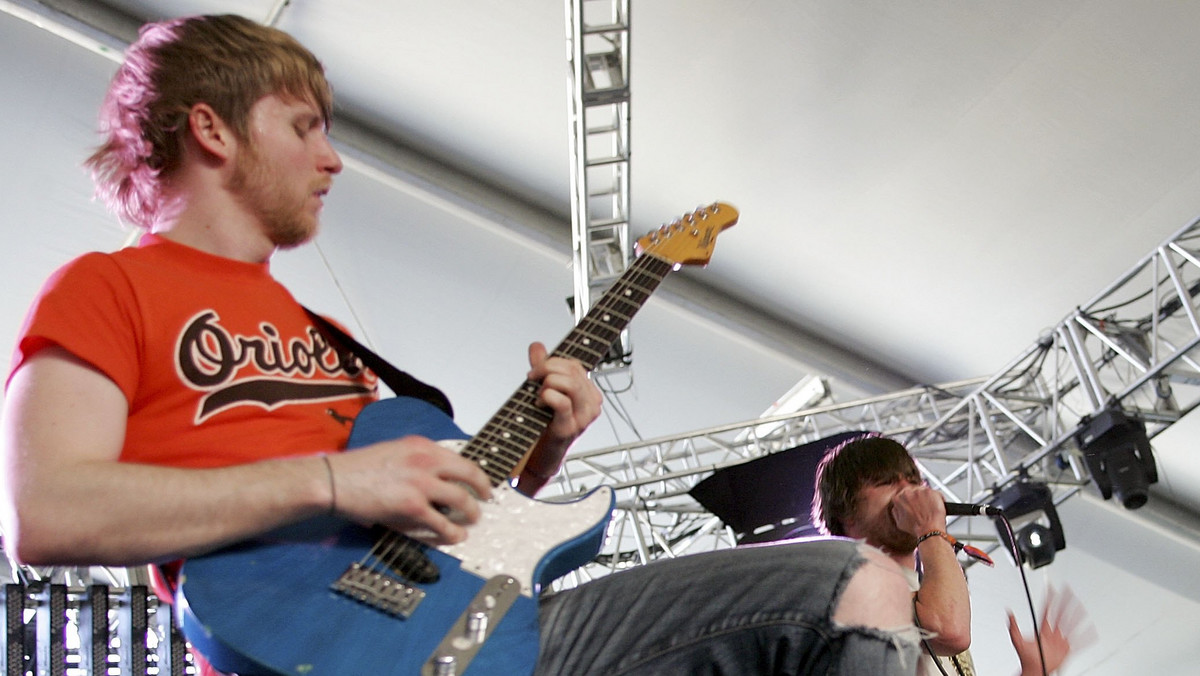 Brendan Ekstrom, gitarzysta zespołu Circa Survive, przerwał koncert w St Louis i ruszył na ratunek jednej z fanek. Kobieta nie była w stanie pozbyć się mężczyzny, który próbował ją całować.