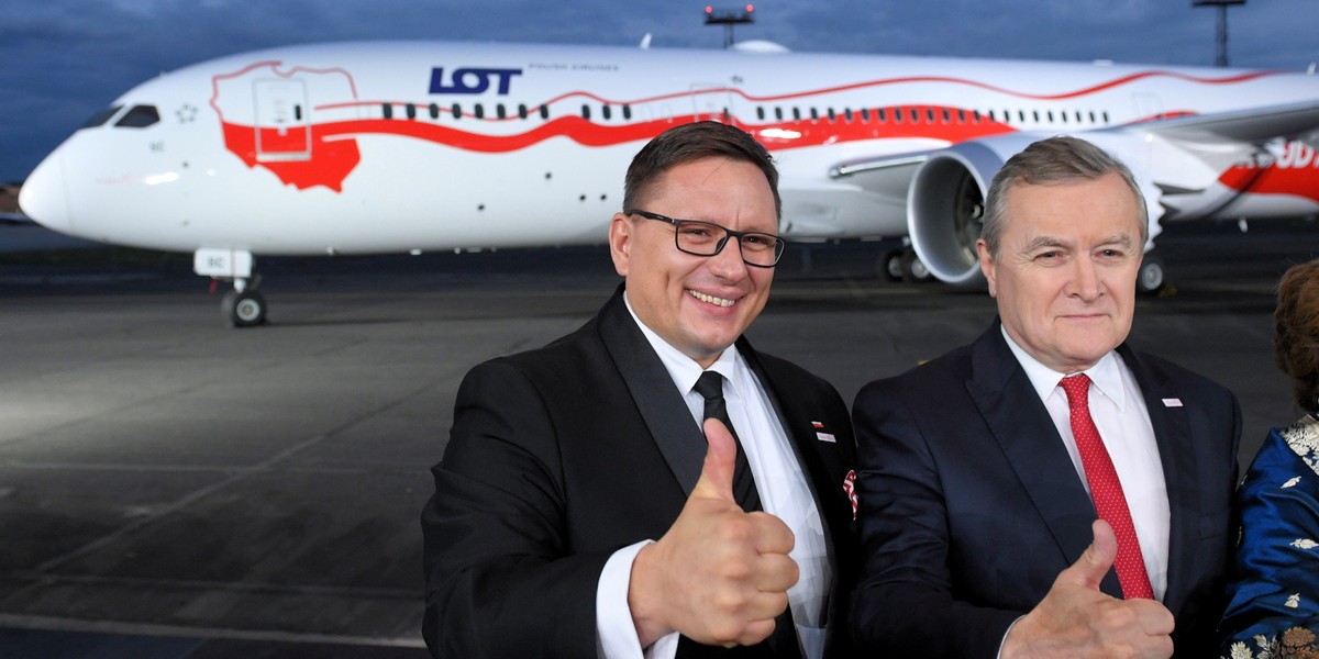 Rafał Milczarski, prezes PLL LOT i wicepremier Piotr Gliński, przed Boeingiem 787-9 Dreamliner w biało-czerwonym malowaniu