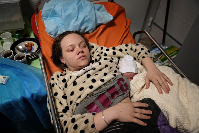 Wiktoria, córka Marianny Wyszemirskiej przyszła na świat po kilku dniach od zbombardowania szpitala numer trzy w innej, miejskiej placówce medycznej