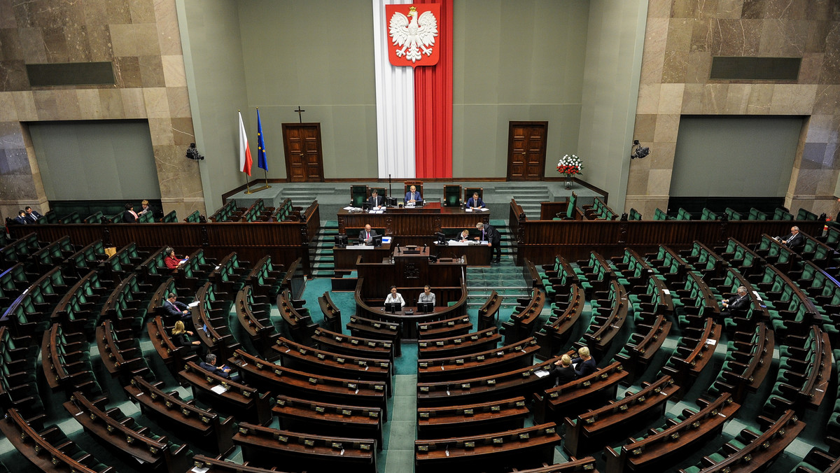 Jak informuje na Twitterze dziennikarz Onetu Andrzej Gajcy: "wszystko wskazuje, że PiS poprze zakaz aborcji eugenicznej, lecz będzie przeciw karaniu kobiet". W Sejmie trwa debata nad dwoma obywatelskimi projektami zmian w przepisach dot. aborcji. Komitet Inicjatywy Ustawodawczej "Stop Aborcji" proponuje całkowity zakaz aborcji oraz kary za spowodowanie śmierci dziecka poczętego. Drugi projekt - złożony przez "Ratujmy Kobiety" - liberalizuje przepisy, dając kobiecie prawo do przerwania ciąży do końca 12 tygodnia. - Przypominam wam słowa, Lecha Kaczyńskiego - chciał utrzymania kompromisu, który obowiązuje w sprawie aborcji w Polsce - mówiła z kolei w Sejmie do posłów PiS Monika Wielichowska, posłanka PO.