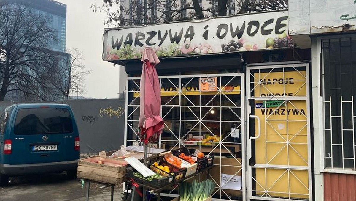 Właściciele warzywniaka zmartwieni małą liczbą klientów. Pomogli internauci