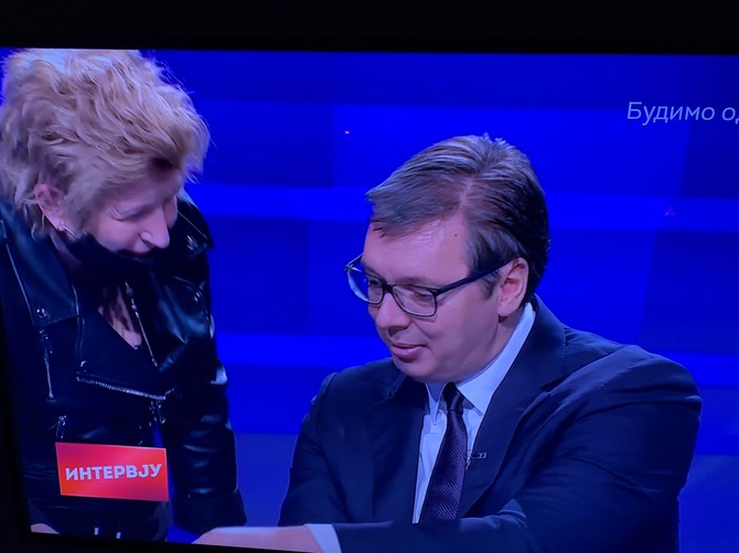 Momenat kada je predsedniku Aleksandru Vučiću u studiju RTS-a prišla žena u rokerskoj jakni